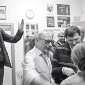 Režisér Karel Kříž spokojeně kyne hercům. Rudolf Starz a Jan Hrušínský v rozhovoru s legendou českého divadla - Marií Tomášovou